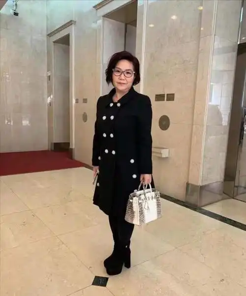 麦玲玲客串演霸气超级女富豪出动私家行头10卡钻戒超千万