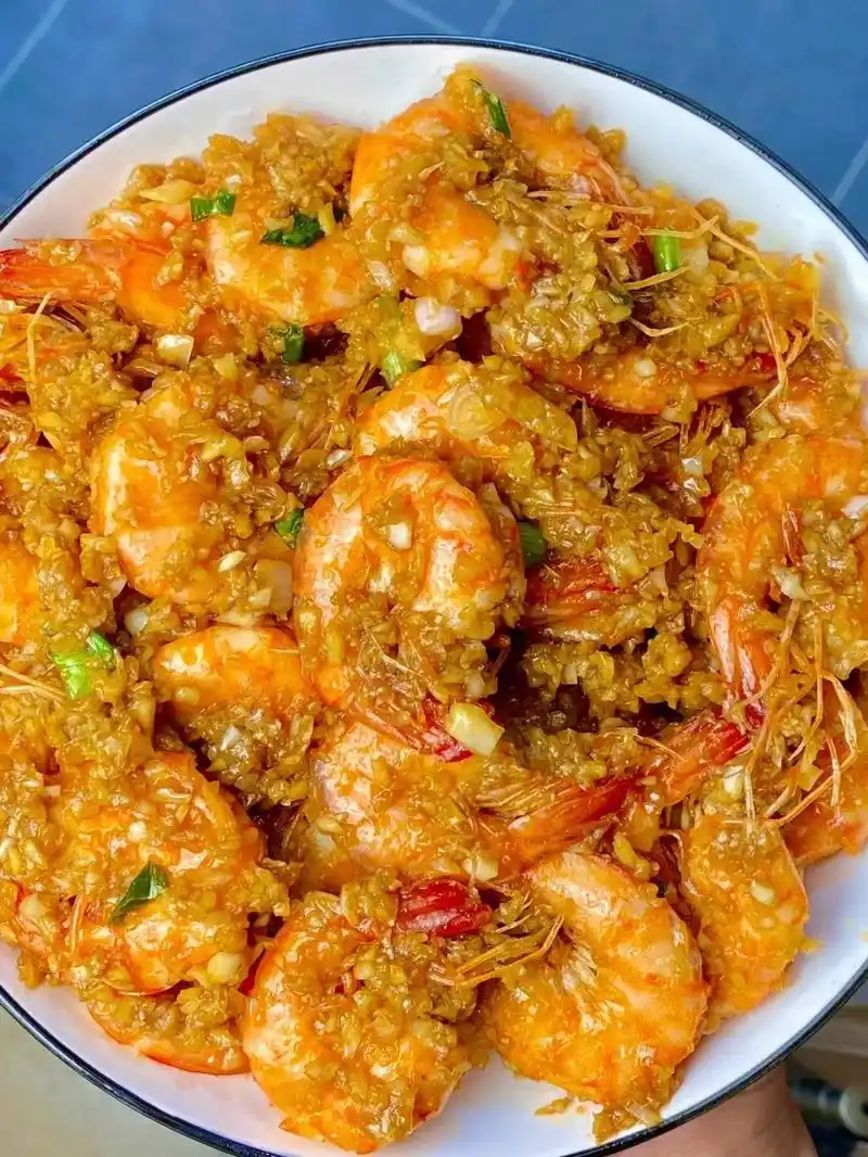 好吃到吮手指的蒜蓉大虾蒜香扑鼻