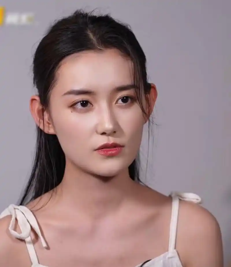 蒋依依参加访谈节目现场生图,她的气质相比同龄小花有点显老,整体美貌