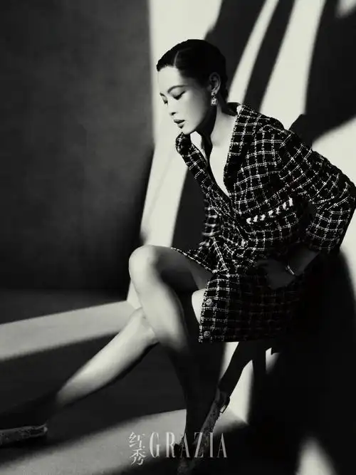 换上成套全新 2024 春夏高级成衣系列的实力女演员@辛芷蕾深具故事性