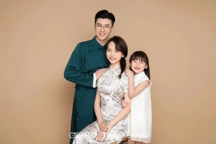 全家福民国风简单又不随意的一组家庭照