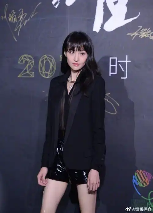 郑爽一身黑色look亮相时装之夜红毯,黑色西装帅气十足