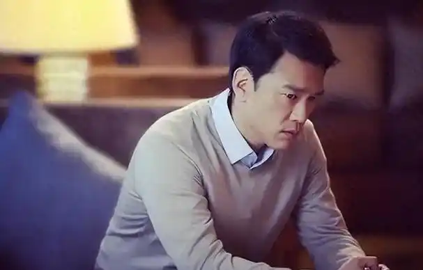 "国民舅舅"王耀庆:为拍戏花4万配眼镜,22年零绯闻独宠妻子