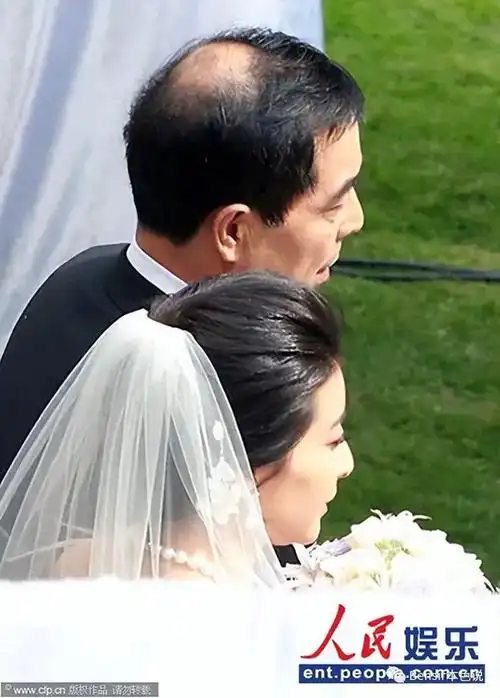 第一场就是在郭晶晶的老家河北保定宴请女方亲戚,展现了对郭晶晶一家