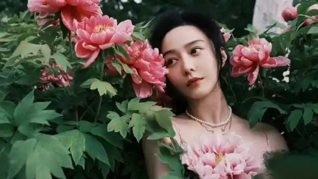 范冰冰"国花大片"封神!穿吊带裙和牡丹花海拍写真,颜值狂飙_网易订阅