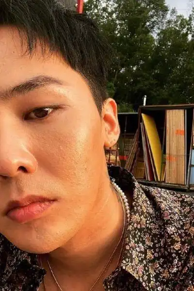 权志龙晒素颜自拍,失去舞台滤镜后,皮肤细节引网友热议!