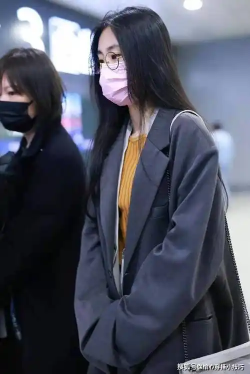 张碧晨也太瘦了,穿"爸爸西装"显得娇小,像偷大人衣服穿得小孩_身材