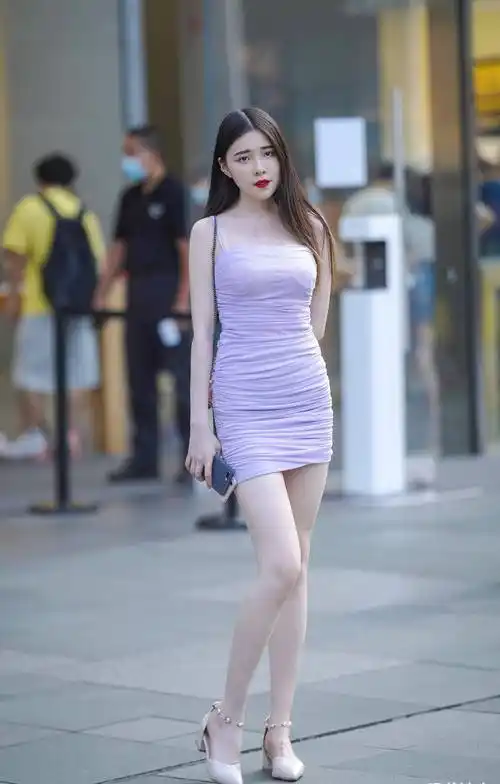 穿吊带连衣裙的女生,长相甜美,身材时尚,又纯又欲的样子很撩人_男人