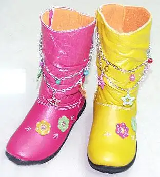 爱美早已经不再是大人们的专利了,小孩子的服装鞋帽品种越来