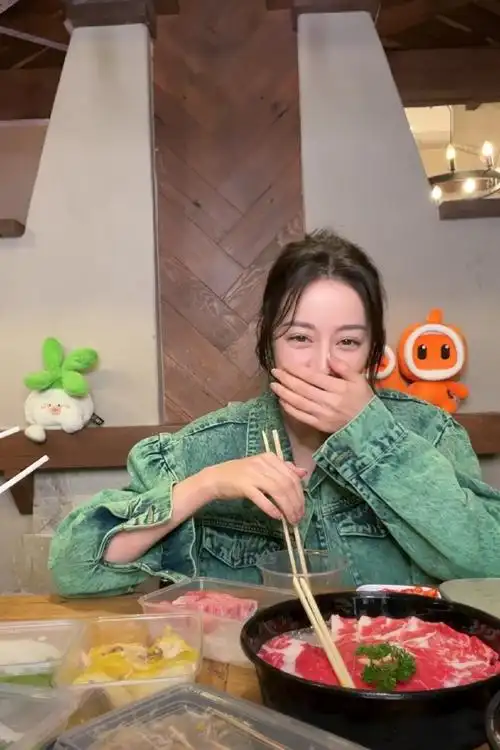 是的 变得更可爱了用的右手吃饭@dear-迪丽热巴#迪丽热巴吃火锅plog