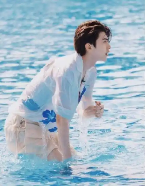 原创奔跑吧三亚录制图曝光沙溢清爽短袖出镜蔡徐坤穿得像过冬