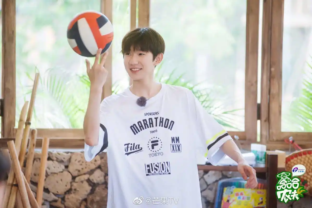 tfboys分享190619篮球男孩王源帅气上线转球炫技样样精通