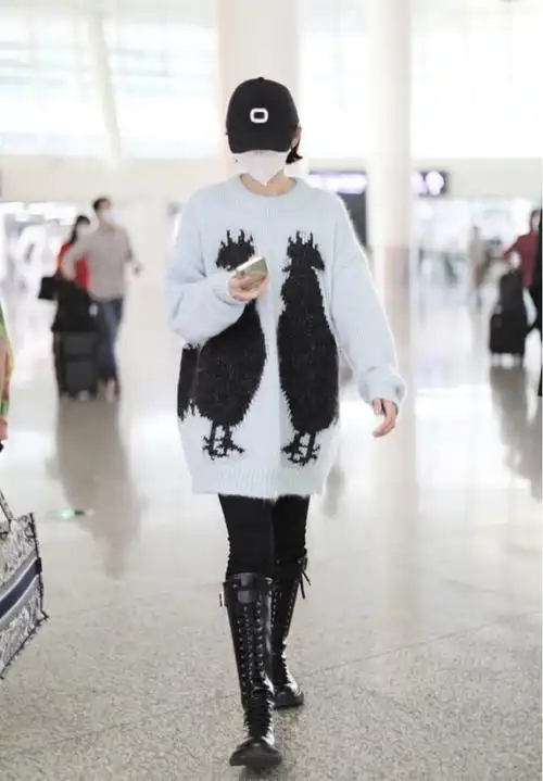 唐艺昕都当妈了却依旧像个孩子穿一身公鸡毛衣现身机场真可爱