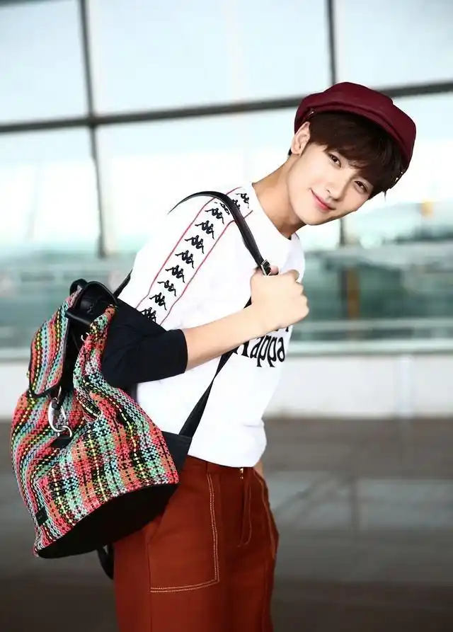 黄俊捷,1998年7月9日出生于重庆九龙坡,毕业于四川绵阳艺术学校,中国