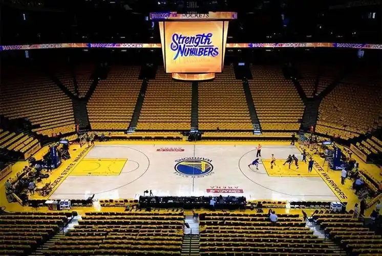 勇士队过去几十年都以甲骨文中心作为自己的主场,并在1996年对球馆