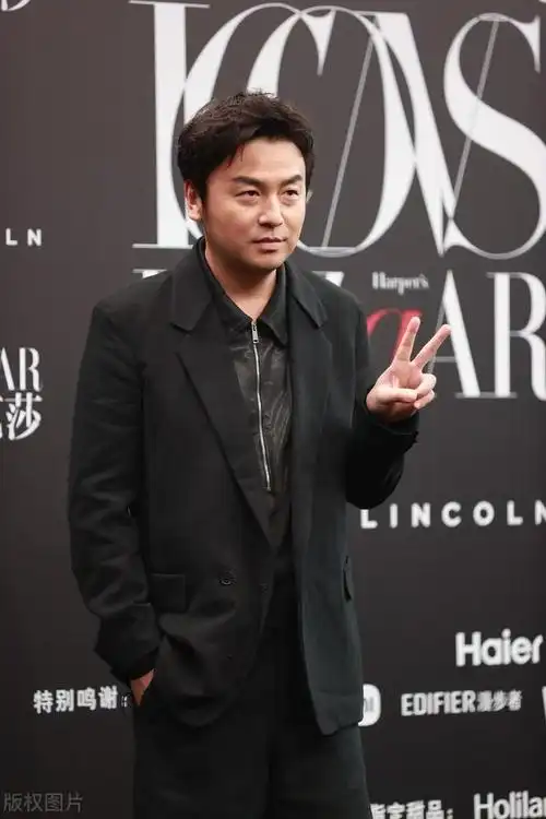 雷佳音在上海出席活动,这次穿了一身黑色的衣服,看上去非常的酷|上海