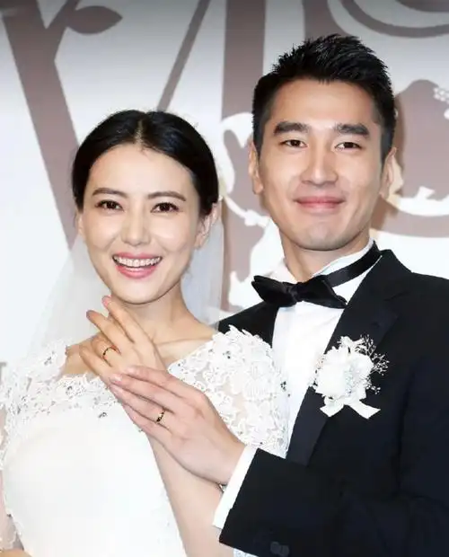 "  其后,高圆圆还在夏雨家里住了一晚,就在即将宣布恋爱关系之际,夏雨