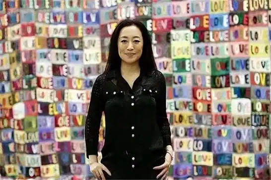 艾敬在音乐和影视领域的表现都极其出色,堪称才华横溢的全能艺人.