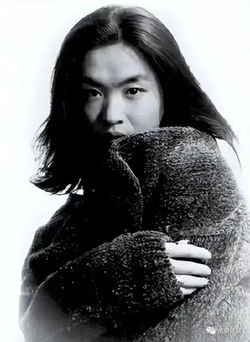 56岁金星回法国避风头,模样消瘦似又变男相,穿戴金银首饰被怒骂