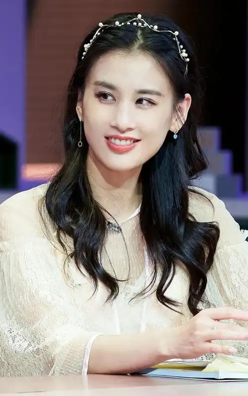 长着一张"大长脸"也悦目的10位女星,个个明艳大气,满屏高级感