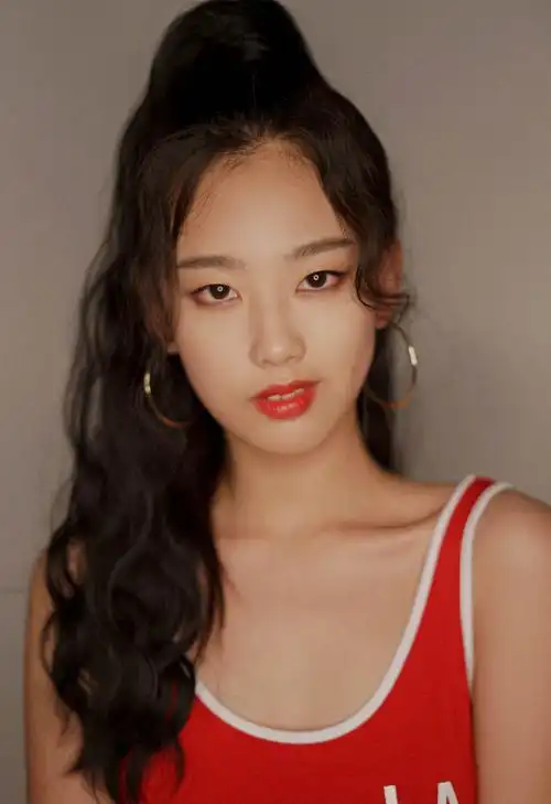 左卓运动背心元气性感写真