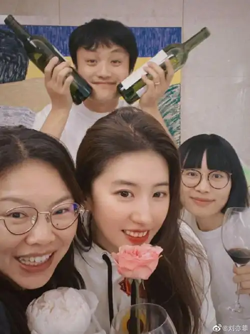 #刘亦菲有风剧组聚会合照#
