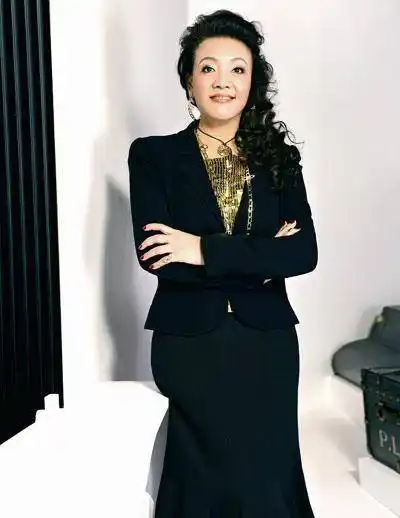 原创64岁张兰哭诉压力大18家店每月开销1800万汪小菲接连倒闭4家店