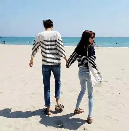 海边双人背影情侣头像,就是坐在海边两个人的背影,最好是靠在一起的