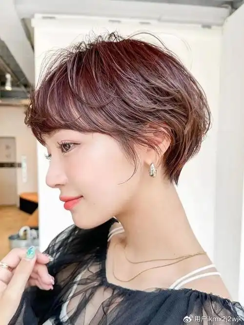 挂耳短发,作为近年来备受欢迎的发型之一,无疑是这个年龄段女性的理想