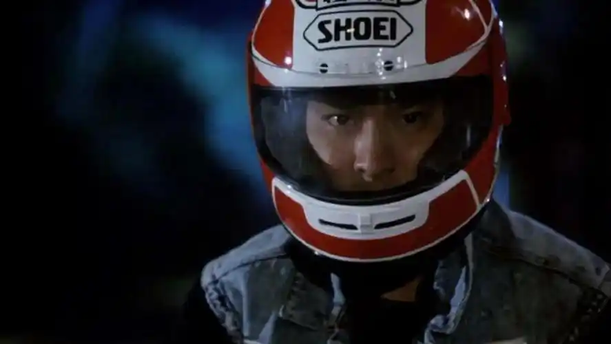 拍《天若有情》时,刘德华需要经常戴头盔.