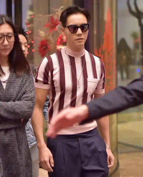 陈伟霆现身,满满的胸肌,网友:我天短袖!