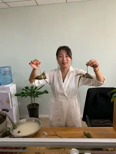 成功包好粽子的美女.