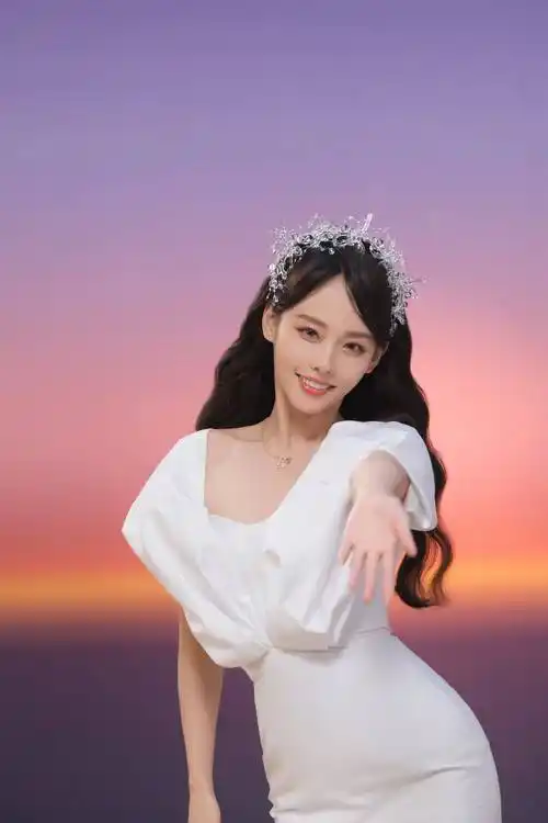 张嘉倪流光夏日白色连衣裙性感写真_的设计_裙摆_唯美