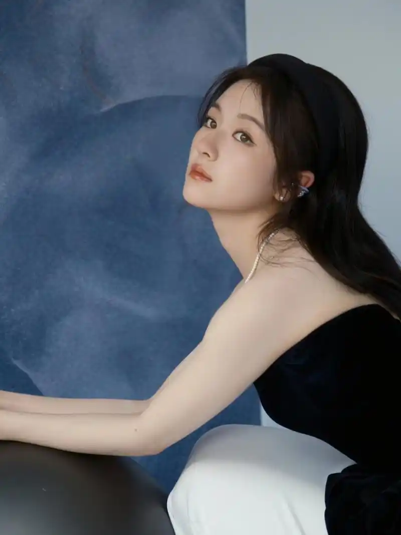 李兰迪新图  李兰迪新图,清纯唯美,婀娜动人 94 李兰迪作为一位年轻