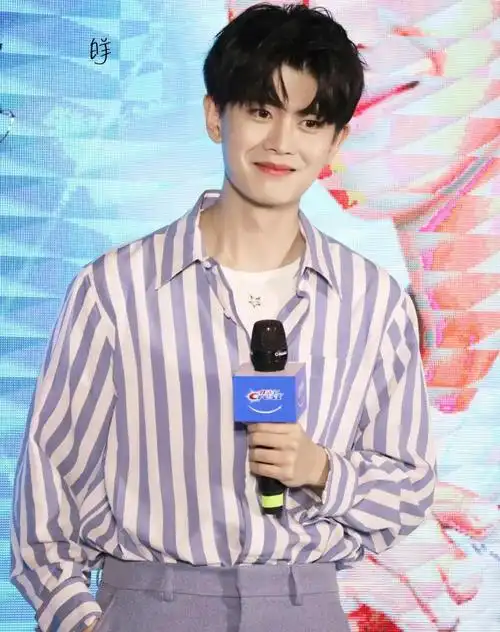 男明星"中分"发型不好看?肖战眼前一亮,朱一龙任嘉伦太惊艳插图6