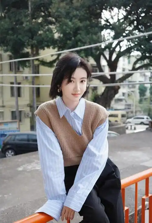 景甜换新发型,剪短发清爽又利落,衬衫搭针织马甲很减龄!