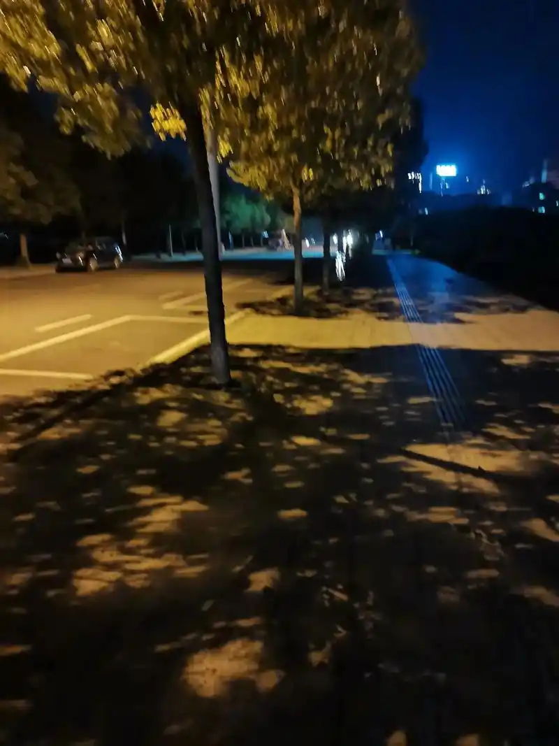 人生有很多美好的夜景,适合一个人享受,比如在孤单,比如发呆, - 抖音