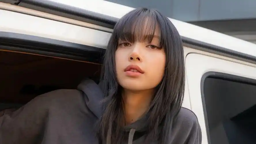 lisa回韩国遭到粉丝嫌弃,现场无人接机孤零零走路,待遇断崖式下降