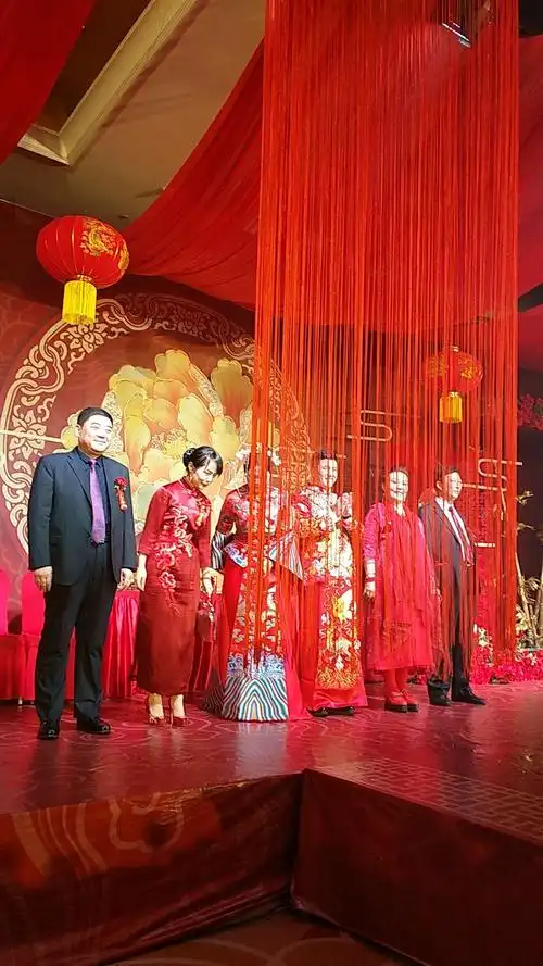 新婚大喜的日子,祝愿他们幸福快乐