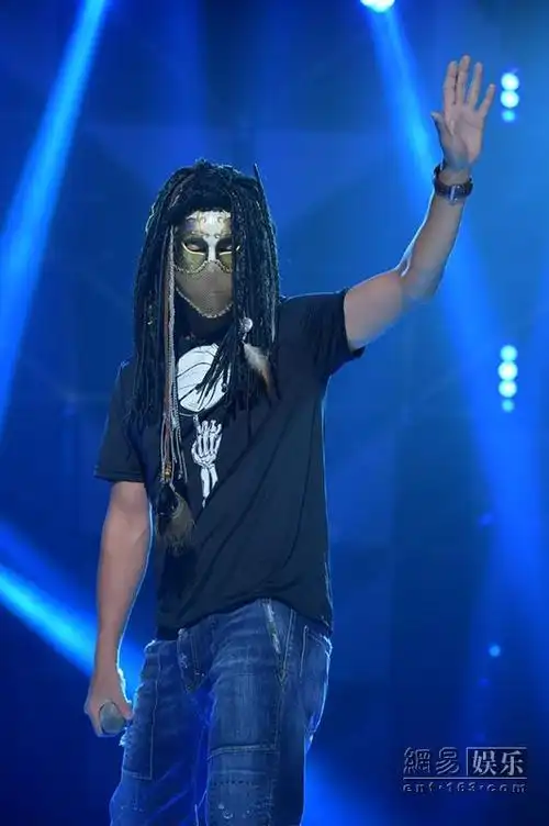 《蒙面歌王》送走上周超级歌王丁当,迎来第二位新晋歌手——"流浪者"