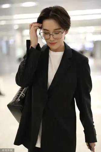 张馨予穿条纹西装a爆全场中分短发配方框眼镜秒变帅小伙