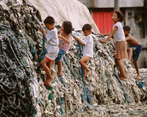 儿童,横图,白天,纯洁,菲律宾,首都,绳子,可爱,童年,童趣,摄影,垃圾场