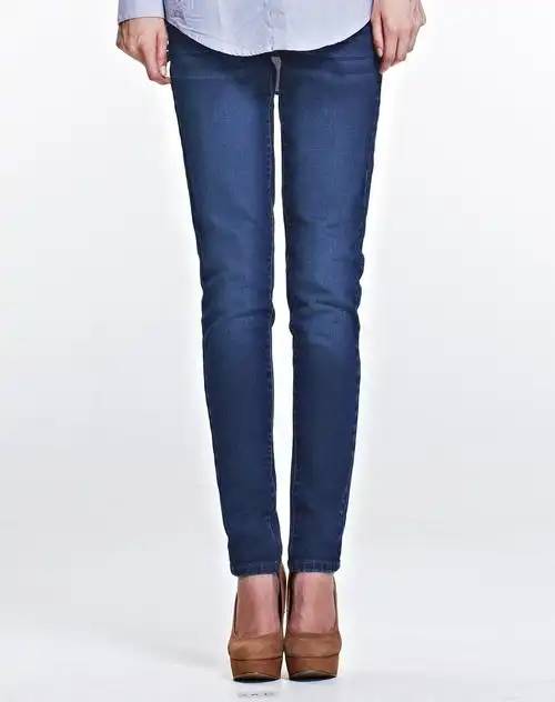 中蓝色柔软精工洗水修身窄脚牛仔裤