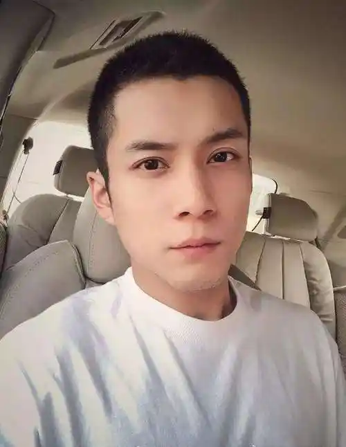 哈哈哈李易峰是真心不适合平头,他的圆脸和圆头配上平头时候特别呆萌