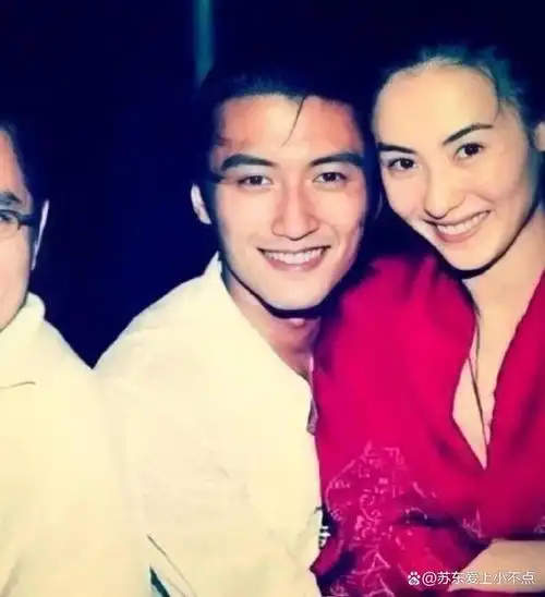 曼谷的那天下午,阳光火辣辣的,陈小春和张柏芝正在一起享受假期.