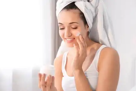 女性涂面霜图片