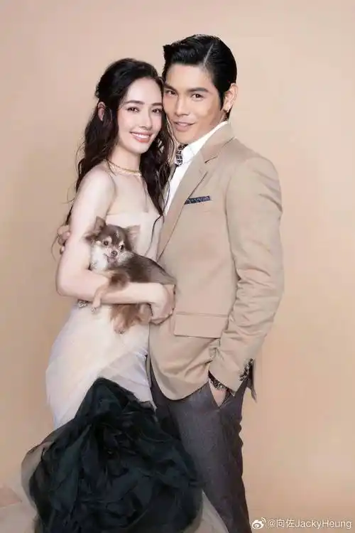 郭碧婷眼神无光,素颜变少妇,向佐带她狂热秀恩爱,网友:别装了_桌子