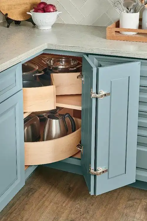 可以利用这个小小的5-10公分高度空间,做成抽屉来储物,放一些不常用的