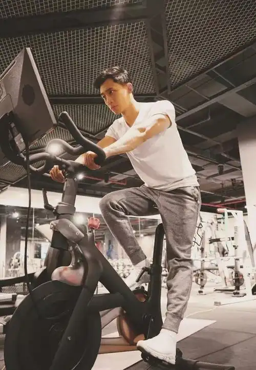 于是就一直坚持了下来不知不觉爱上撸铁宋名申是从2016年开始健身的是