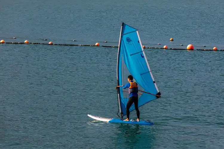 正练单人帆板的小伙子.